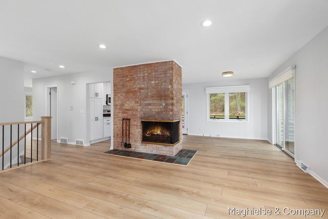 9391 Summit Avenue NE, Rockford, MI 49341