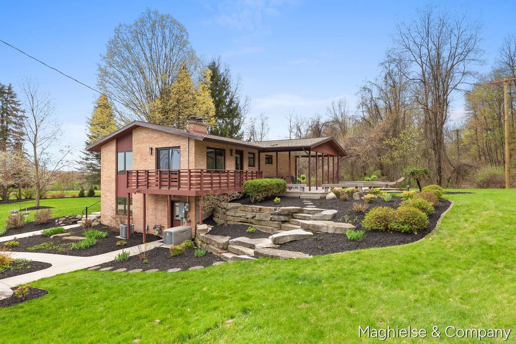 9391 Summit Avenue NE, Rockford, MI 49341