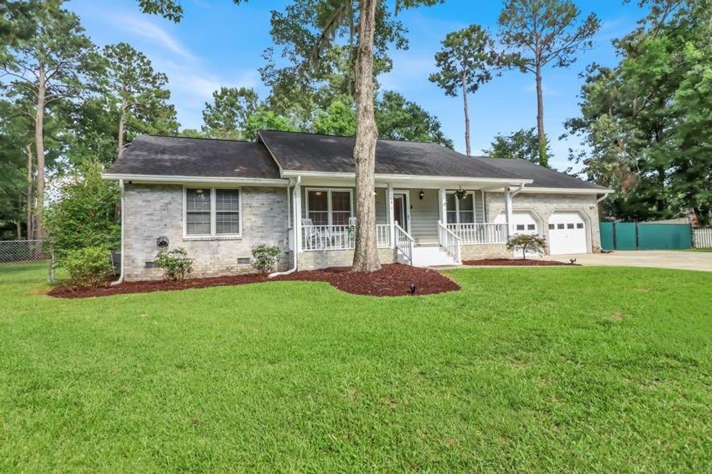 Image 3 of property listing at 108 Evance Court, Summerville, SC 29485