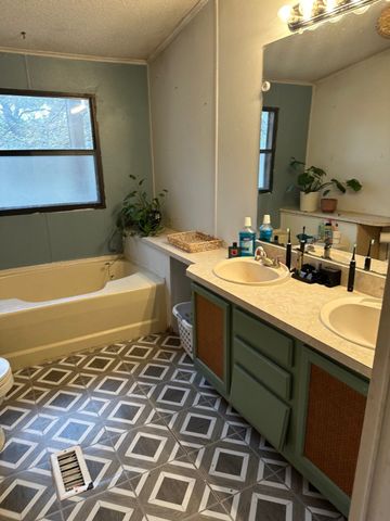 236 Oak Grove Circle, Elm Mott, TX 76640