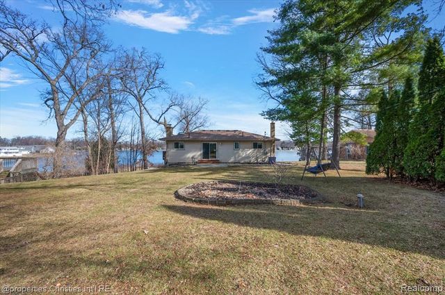 5832 Glen Echo Drive, Howell, MI 48843