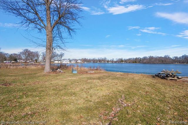 5832 Glen Echo Drive, Howell, MI 48843