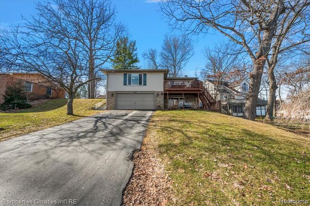 5832 Glen Echo Drive, Howell, MI 48843