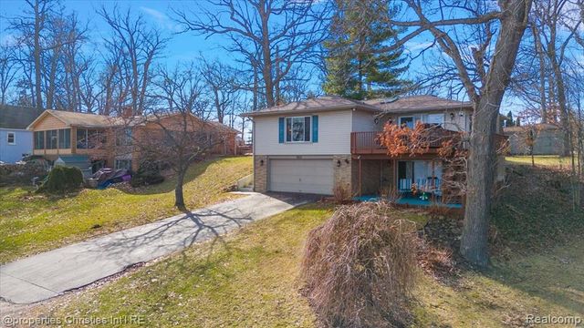 5832 Glen Echo Drive, Howell, MI 48843