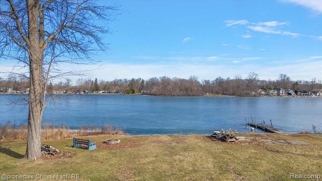 5832 Glen Echo Drive, Howell, MI 48843