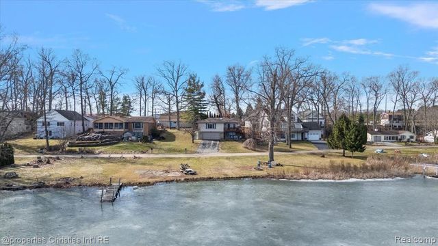 5832 Glen Echo Drive, Howell, MI 48843