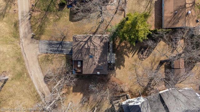 5832 Glen Echo Drive, Howell, MI 48843