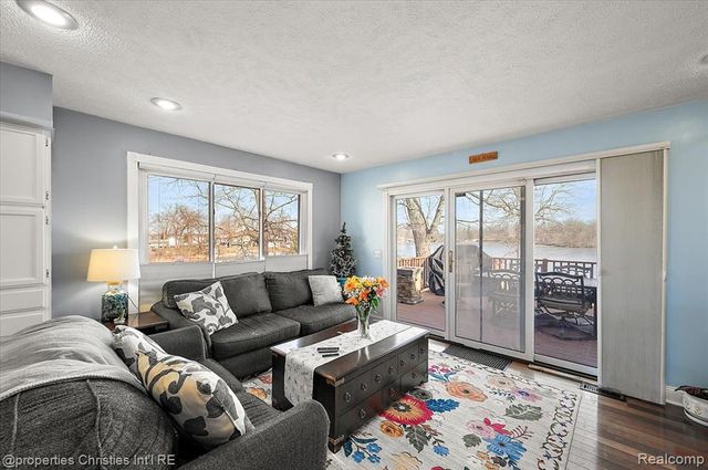 5832 Glen Echo Drive, Howell, MI 48843