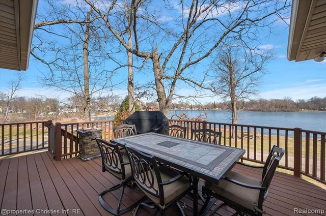 5832 Glen Echo Drive, Howell, MI 48843