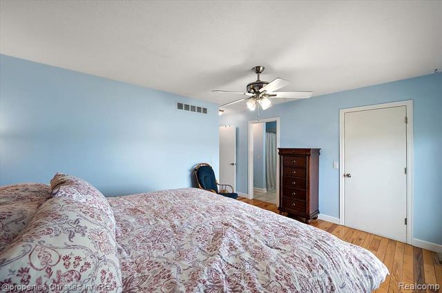 5832 Glen Echo Drive, Howell, MI 48843