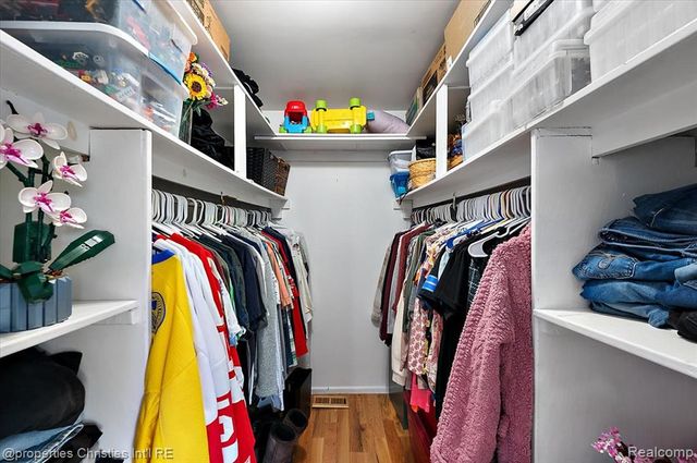 5832 Glen Echo Drive, Howell, MI 48843