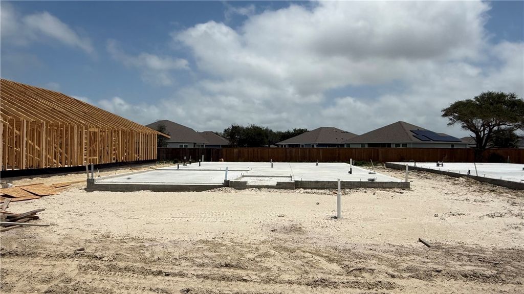 129 Grenada Dr, Rockport, TX 78382 — exterior