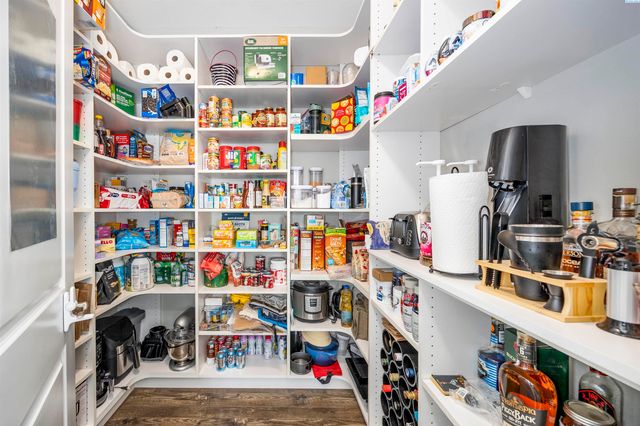 2807 N Riverside Drive, West Richland, WA 99353