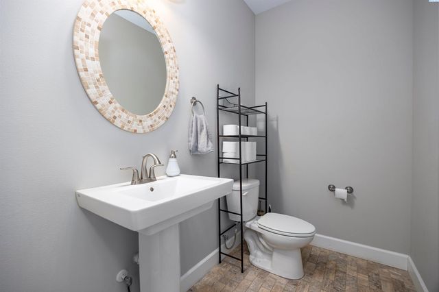 2807 N Riverside Drive, West Richland, WA 99353