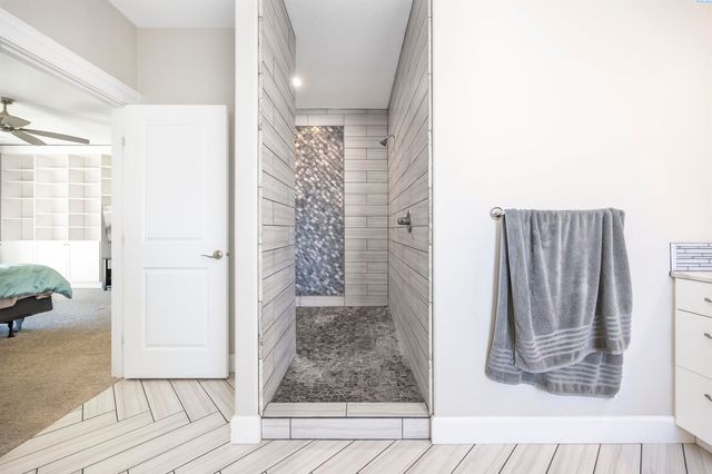 2807 N Riverside Drive, West Richland, WA 99353