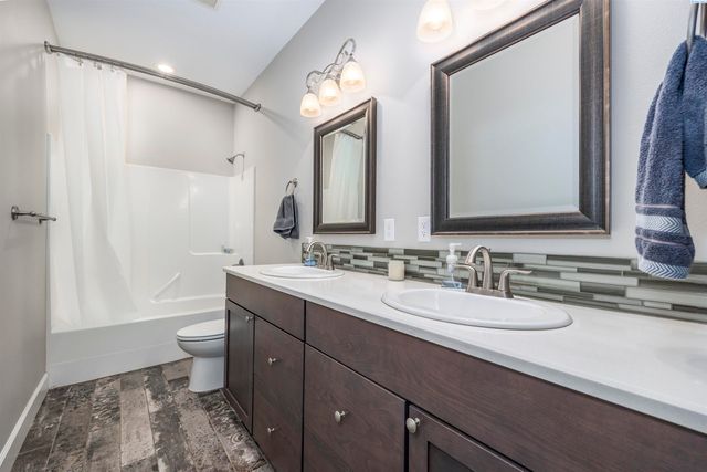 2807 N Riverside Drive, West Richland, WA 99353