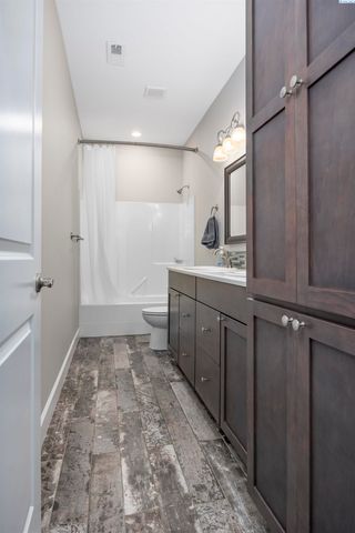 2807 N Riverside Drive, West Richland, WA 99353