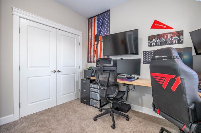 2807 N Riverside Drive, West Richland, WA 99353