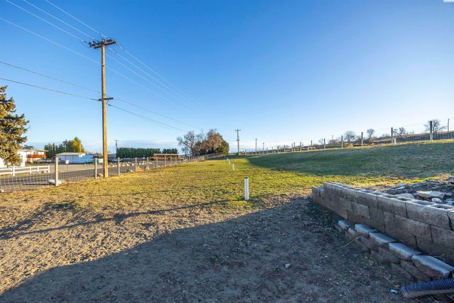 2807 N Riverside Drive, West Richland, WA 99353