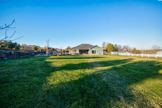 2807 N Riverside Drive, West Richland, WA 99353