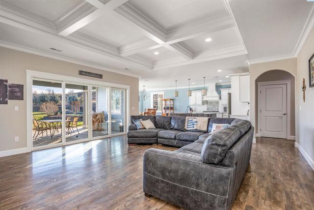 2807 N Riverside Drive, West Richland, WA 99353