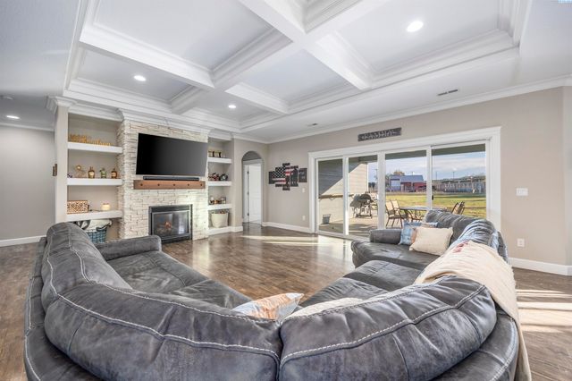 2807 N Riverside Drive, West Richland, WA 99353