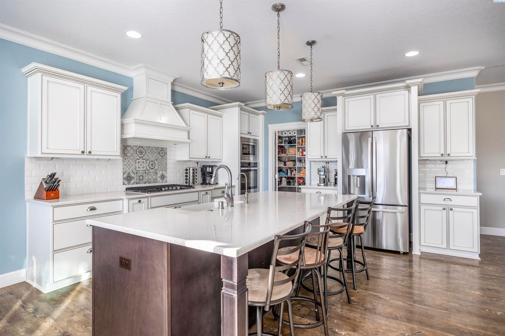 2807 N Riverside Drive, West Richland, WA 99353