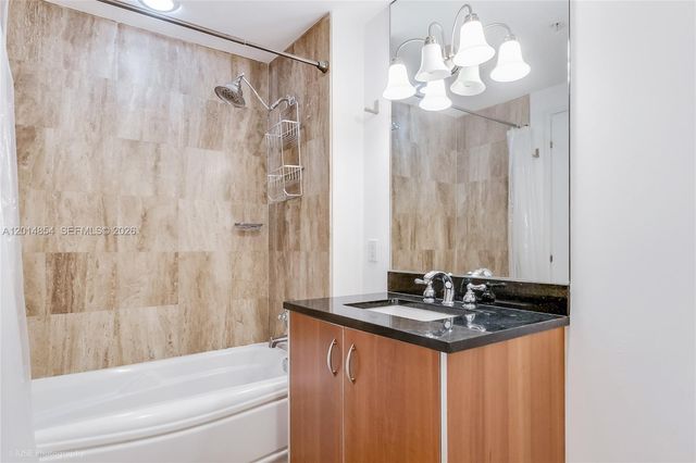 300 S Biscayne Blvd T-2807, Miami, FL 33131