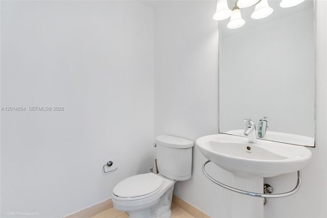 300 S Biscayne Blvd T-2807, Miami, FL 33131