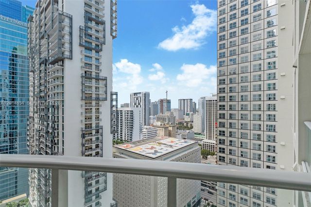 300 S Biscayne Blvd T-2807, Miami, FL 33131