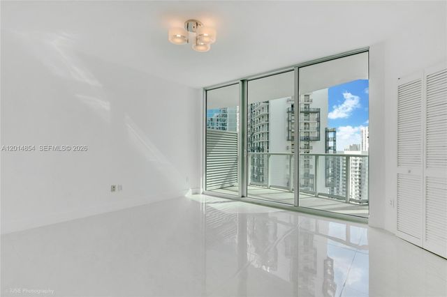 300 S Biscayne Blvd T-2807, Miami, FL 33131