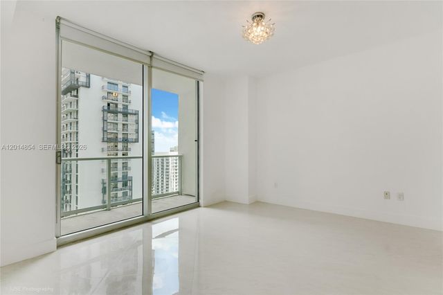 300 S Biscayne Blvd T-2807, Miami, FL 33131