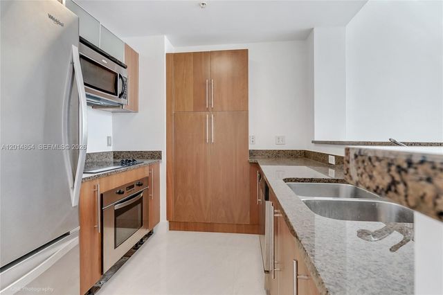 300 S Biscayne Blvd T-2807, Miami, FL 33131