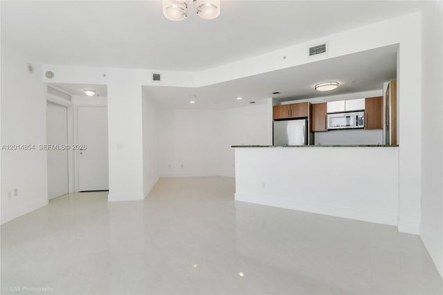 300 S Biscayne Blvd T-2807, Miami, FL 33131