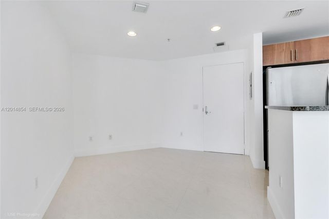 300 S Biscayne Blvd T-2807, Miami, FL 33131