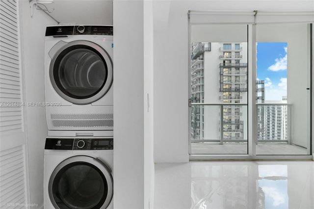 300 S Biscayne Blvd T-2807, Miami, FL 33131