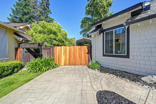 108 Crow Canyon Dr, Folsom, CA 95630