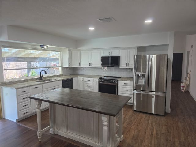 838 Pinehill Lane, Grand Prairie, TX 75052