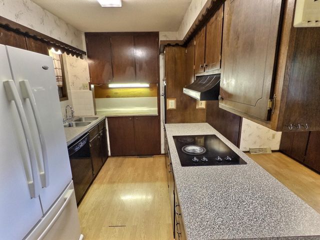 213 S Lauber Ln, Derby, KS 67037