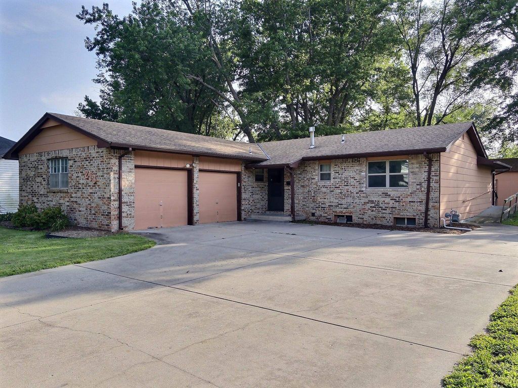 213 S Lauber Ln, Derby, KS 67037