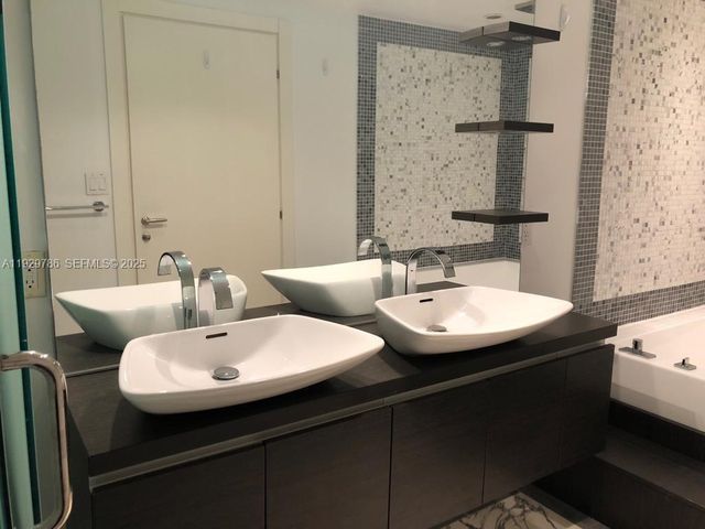 200 Biscayne Boulevard Way 902, Miami, FL 33131