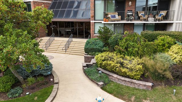 2 S Atrium Way 203, Elmhurst, IL 60126
