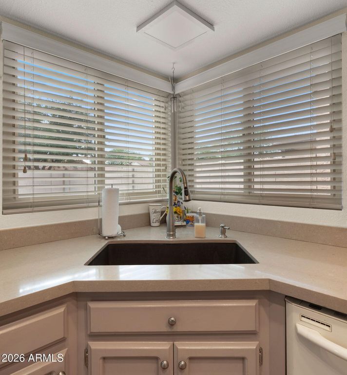 Image 17 of property listing at 10996 N 60TH Drive, Glendale, AZ 85304