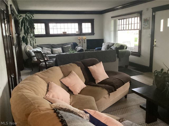 3306 West Boulevard, Cleveland, OH 44111