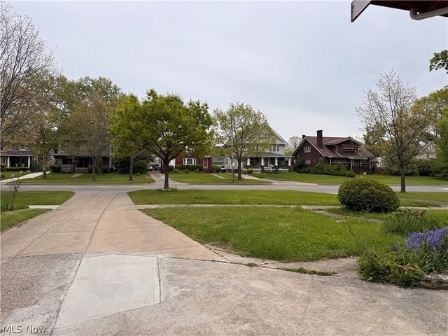 3306 West Boulevard, Cleveland, OH 44111