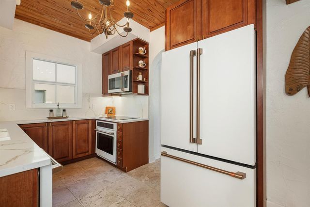 137 Edgewood Drive, West Palm Beach, FL 33405