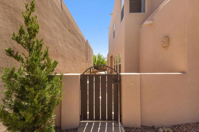 8864 Desert Fox Way NE, Albuquerque, NM 87122