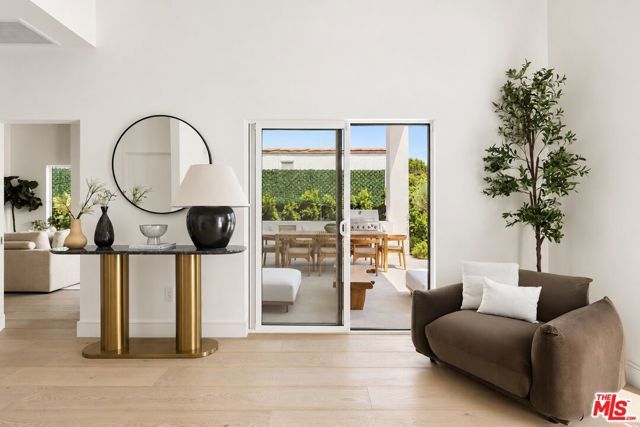 1120 S Lucerne Boulevard, Los Angeles, CA 90019