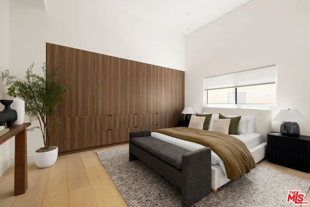 1120 S Lucerne Boulevard, Los Angeles, CA 90019