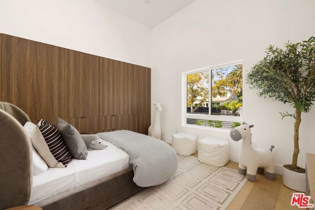 1120 S Lucerne Boulevard, Los Angeles, CA 90019